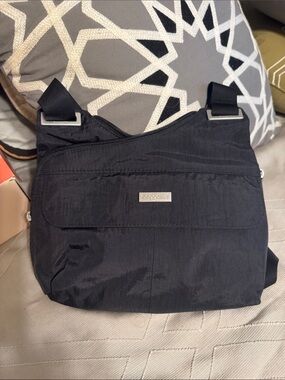 Baggallini Black Lightweight Crossbody Messenger Bag